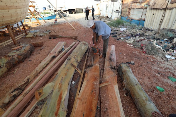 فلسطينيون يعملون على صناعة أكبر قارب صيد في خان يونس جنوب قطاع غزة بأدوات ومعدات بسيطة 41