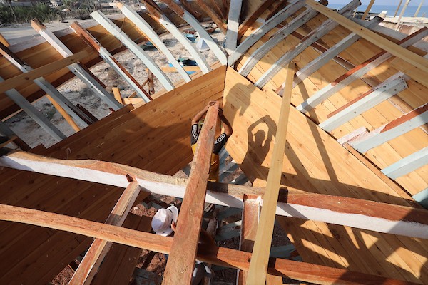 فلسطينيون يعملون على صناعة أكبر قارب صيد في خان يونس جنوب قطاع غزة بأدوات ومعدات بسيطة 5