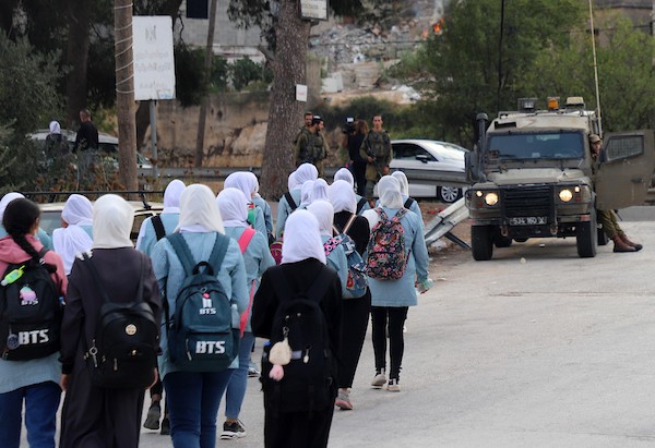 طلاب فلسطينيون يسيرون لمدارسهم بعد منع الجنود الاسرائيلية من عبورهم الطريق الرئيسي في قرية اللُبّن الشرقية بين رام الله ونابلس