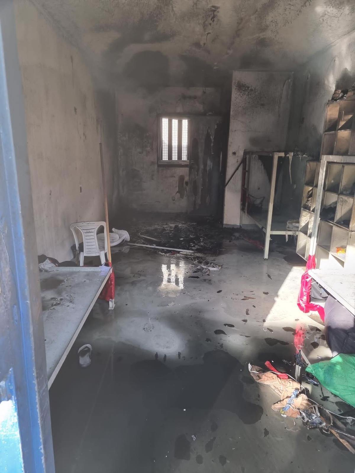 الأسرى يحرقون الغرف في سجن النقب