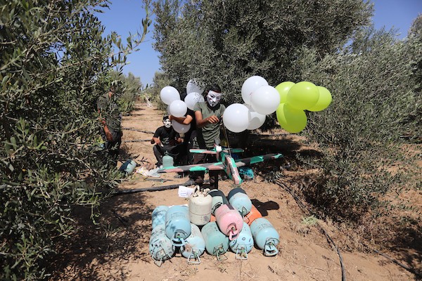 فلسطينيون من وحدة أبناء الزواري يطلقون البالونات الحارقة بالقرب من الحدود الشرقية لقطاع غزة 1