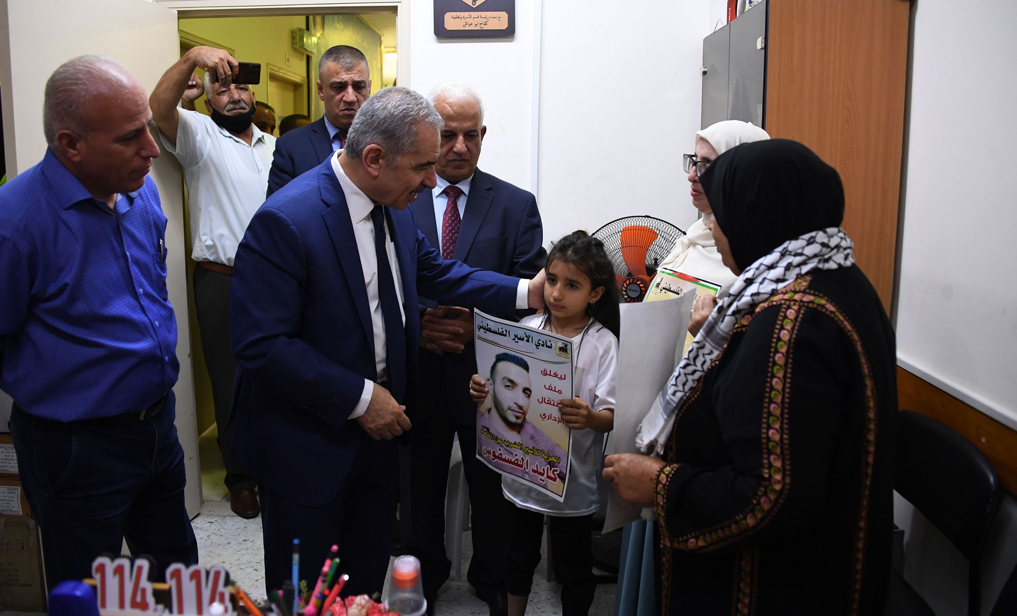 اشتية خلال جولة في البلدة القديمة بالخليل 8