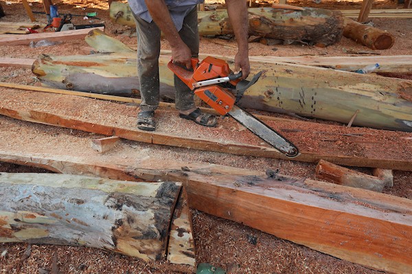 فلسطينيون يعملون على صناعة أكبر قارب صيد في خان يونس جنوب قطاع غزة بأدوات ومعدات بسيطة 30