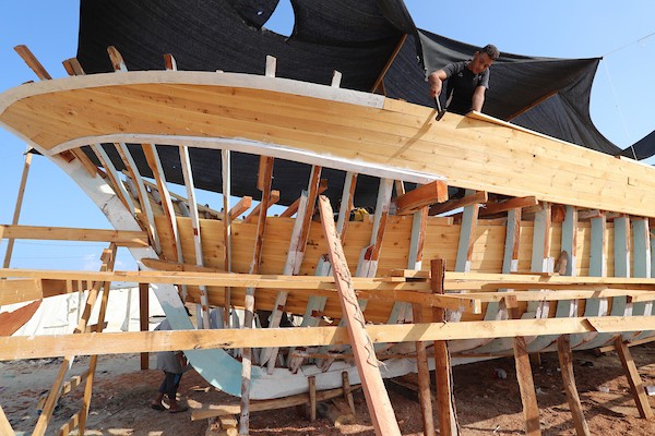 فلسطينيون يعملون على صناعة أكبر قارب صيد في خان يونس جنوب قطاع غزة بأدوات ومعدات بسيطة 37