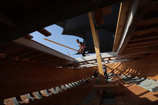 فلسطينيون يعملون على صناعة أكبر قارب صيد في خان يونس جنوب قطاع غزة بأدوات ومعدات بسيطة 24