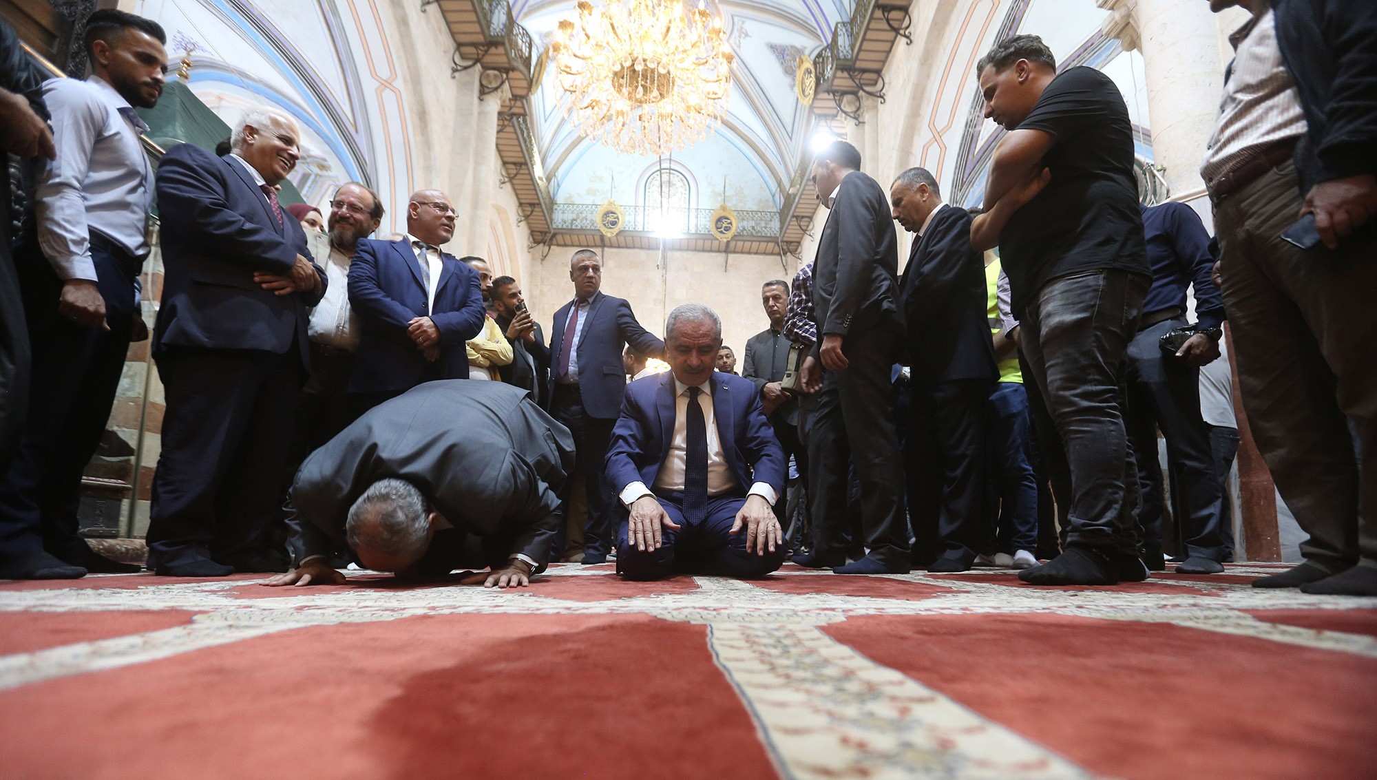 اشتية خلال جولة في البلدة القديمة بالخليل 5