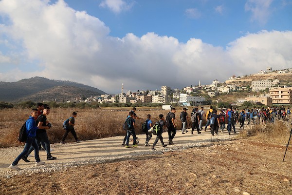 طلاب فلسطينيون يسيرون لمدارسهم بعد منع الجنود الاسرائيلية من عبورهم الطريق الرئيسي في قرية اللُبّن الشرقية بين رام الله ونابلس