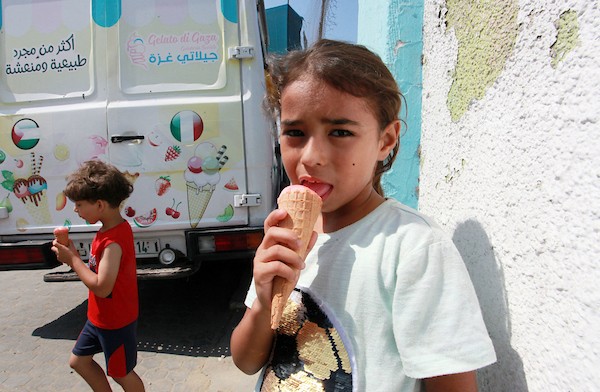  مثلجات مجانية توزع البسمة بين أطفال غزة