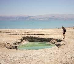 حفر الخسف على شواطئ البحر الميت