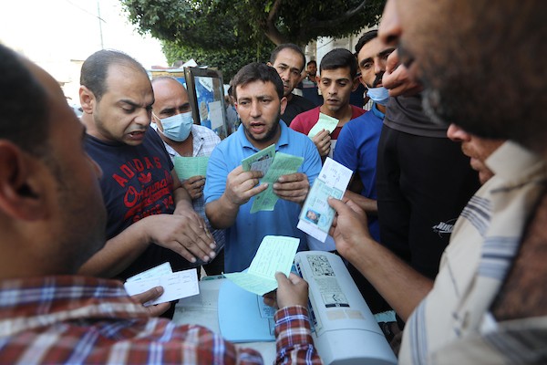 مواطنون فلسطينيون ينتظرون أمام مقرات الغرفة التجارية بغزة