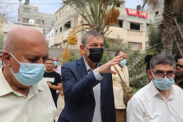 المفوض العام للوكالة فيليب لازاريني، خلال مؤتمر عقده، أمام أحد المنازل المتضررة، بمخيم الشاطئ للاجئين الفلسطينيين، غربي مدينة غزة.