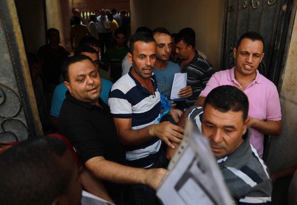 مواطنون فلسطينيون ينتظرون أمام مقرات الغرفة التجارية بغزة(8)
