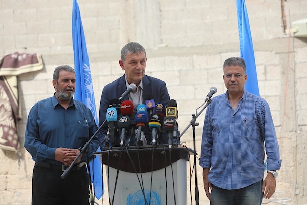 المفوض العام للوكالة فيليب لازاريني، خلال مؤتمر عقده، أمام أحد المنازل المتضررة، بمخيم الشاطئ للاجئين الفلسطينيين، غربي مدينة غزة.