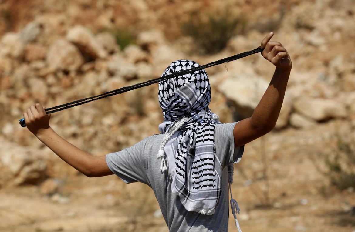 مواجهات بين شبان فلسطينيون وجنود اسرائيليون خلال مسيرة ضد التوسع الاستيطاني في قرية بيتا جنوب مدينة نابلس