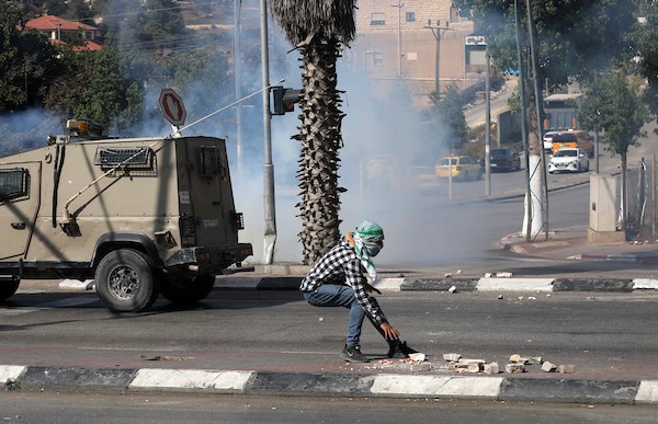 مواجهات بين المتظاهرين الفلسطينيين وقوات الاحتلال الإسرائيلي عقب مسيرة تضامنية مع الأسرى المضربين عن الطعام في الخليل(14)