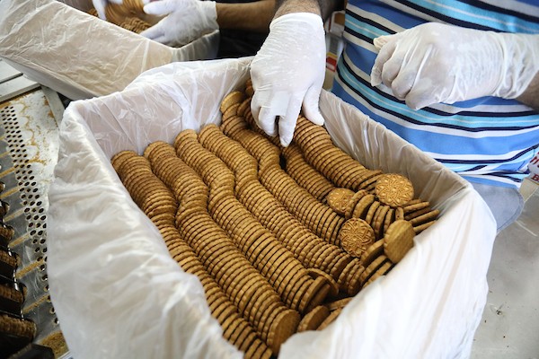 عمال فلسطينيون يحضرون حلوى الفانيليا المعروفة باسم 