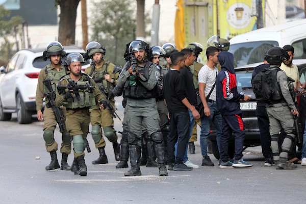 مواجهات بين المتظاهرين الفلسطينيين وقوات الاحتلال الإسرائيلي عقب مسيرة تضامنية مع الأسرى المضربين عن الطعام في الخليل