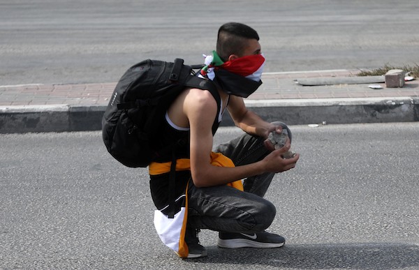 مواجهات بين المتظاهرين الفلسطينيين وقوات الاحتلال الإسرائيلي عقب مسيرة تضامنية مع الأسرى المضربين عن الطعام في الخليل