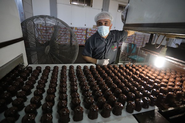 عمال فلسطينيون يحضرون حلوى الفانيليا المعروفة باسم 