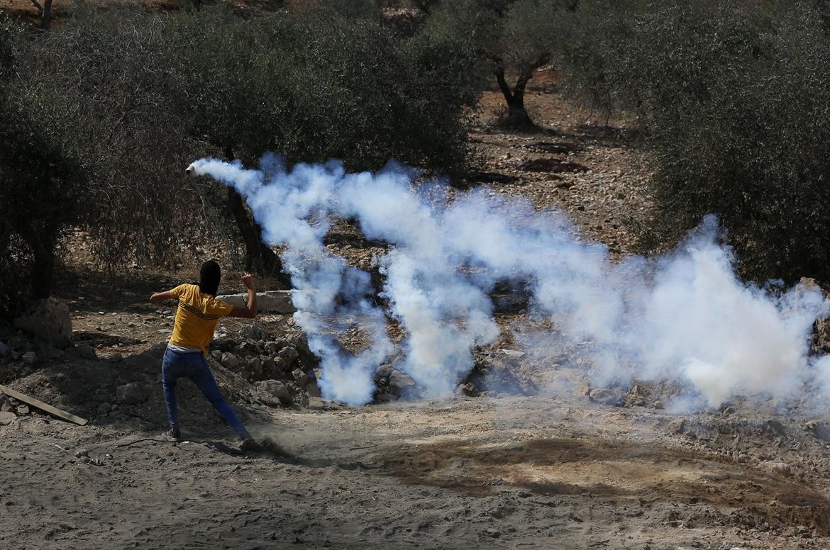 مواجهات بين شبان فلسطينيون وجنود اسرائيليون خلال مسيرة ضد التوسع الاستيطاني في قرية بيتا جنوب مدينة نابلس