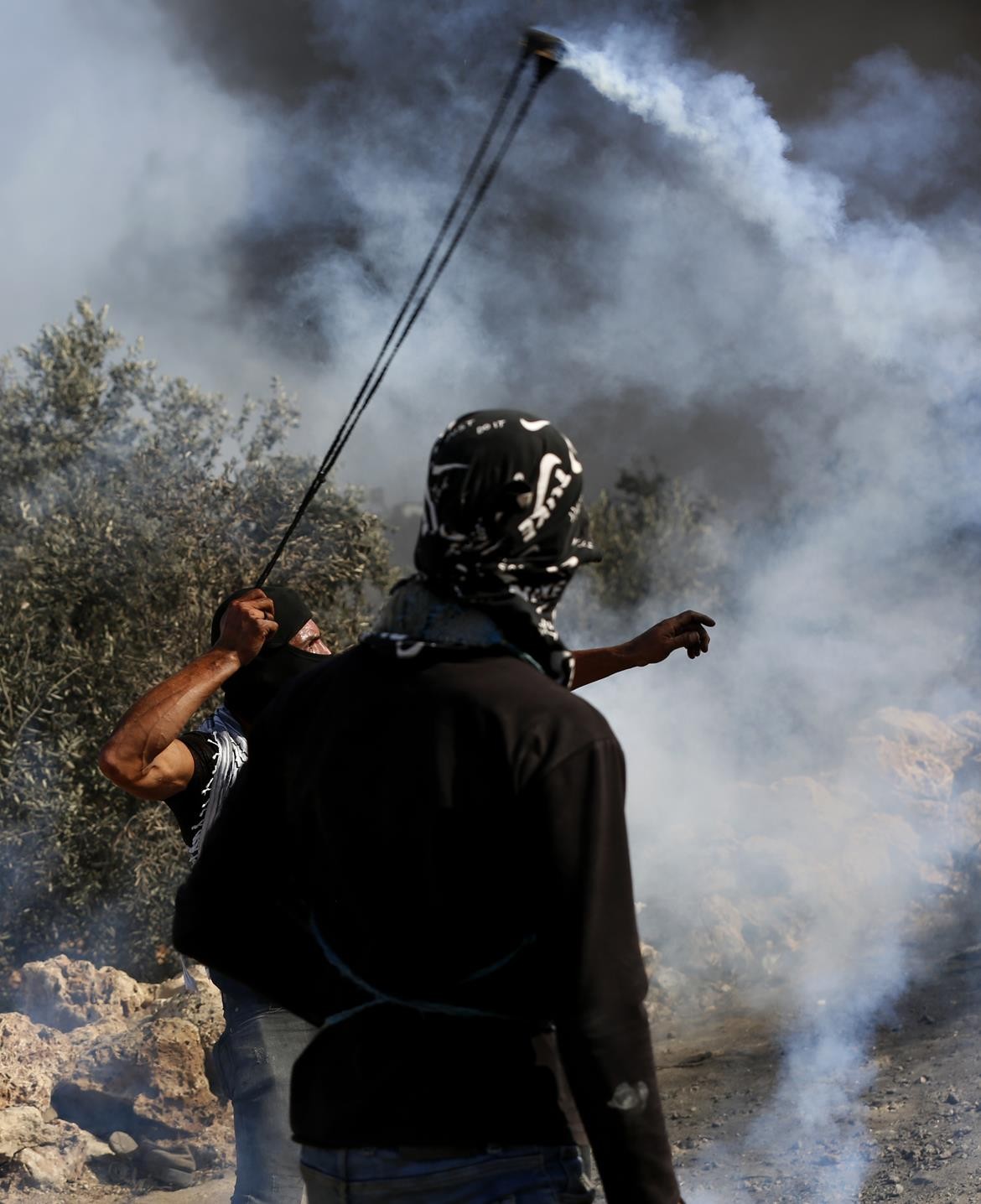 مواجهات بين شبان فلسطينيون وجنود اسرائيليون خلال مسيرة ضد التوسع الاستيطاني في قرية بيتا جنوب مدينة نابلس