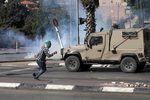 مواجهات بين المتظاهرين الفلسطينيين وقوات الاحتلال الإسرائيلي عقب مسيرة تضامنية مع الأسرى المضربين عن الطعام في الخليل