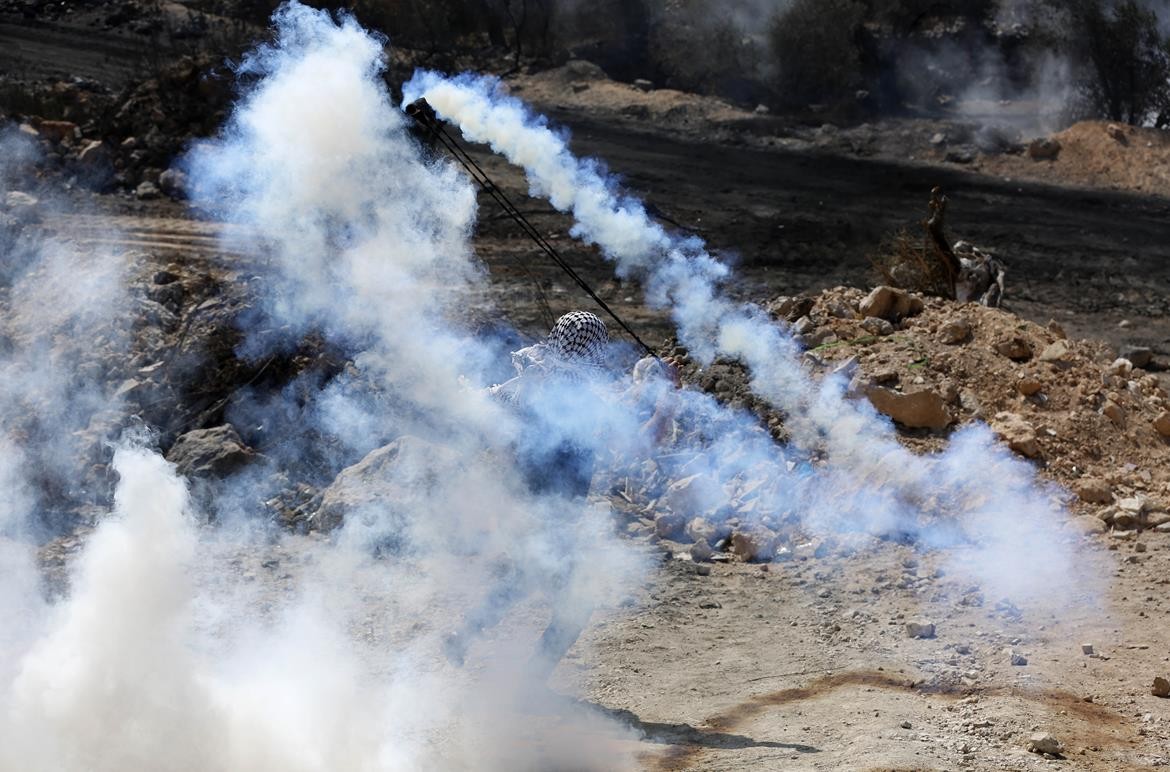 مواجهات بين شبان فلسطينيون وجنود اسرائيليون خلال مسيرة ضد التوسع الاستيطاني في قرية بيتا جنوب مدينة نابلس