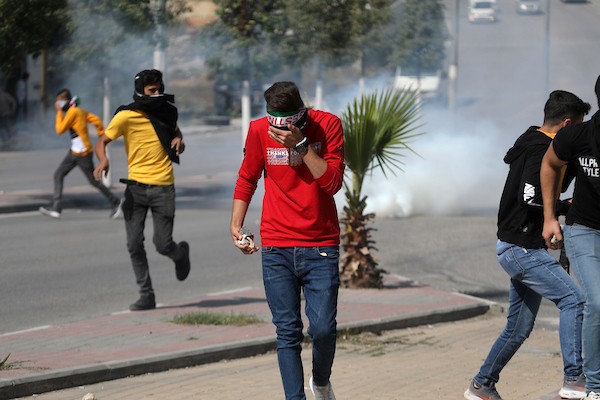 مواجهات بين المتظاهرين الفلسطينيين وقوات الاحتلال الإسرائيلي عقب مسيرة تضامنية مع الأسرى المضربين عن الطعام في الخليل