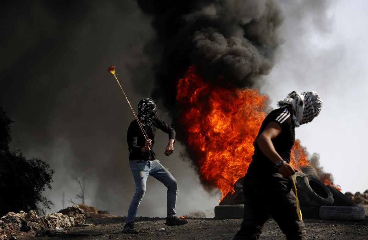 مواجهات بين شبان فلسطينيون وجنود اسرائيليون خلال مسيرة ضد التوسع الاستيطاني في قرية بيتا جنوب مدينة نابلس