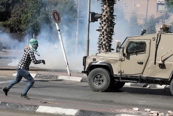 مواجهات بين المتظاهرين الفلسطينيين وقوات الاحتلال الإسرائيلي عقب مسيرة تضامنية مع الأسرى المضربين عن الطعام في الخليل