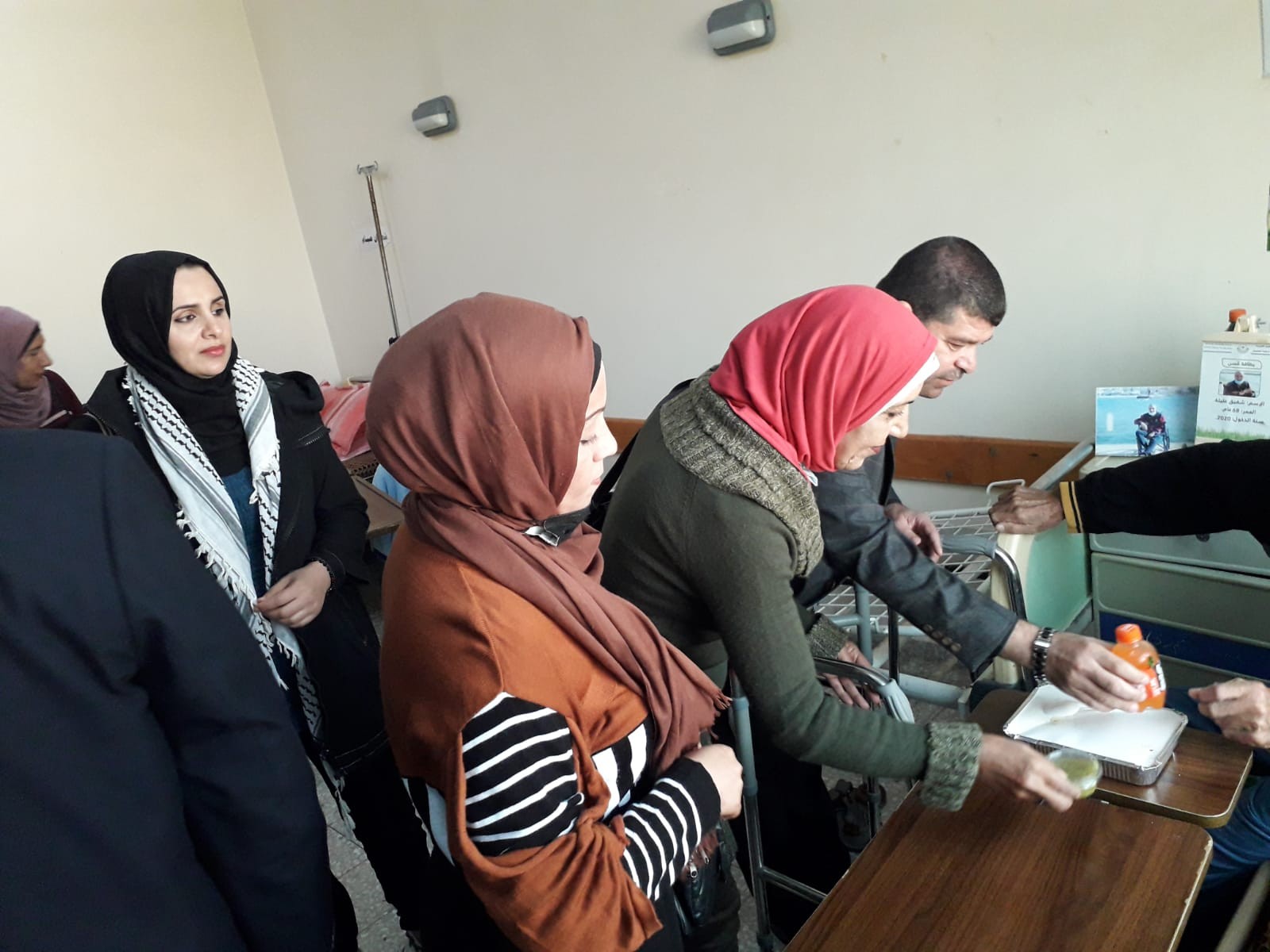 وفد التجمع الفلسطيني للوطن و الشتات يقدم وجبات غذائية لمركز الوفاء لرعاية المسنين 6