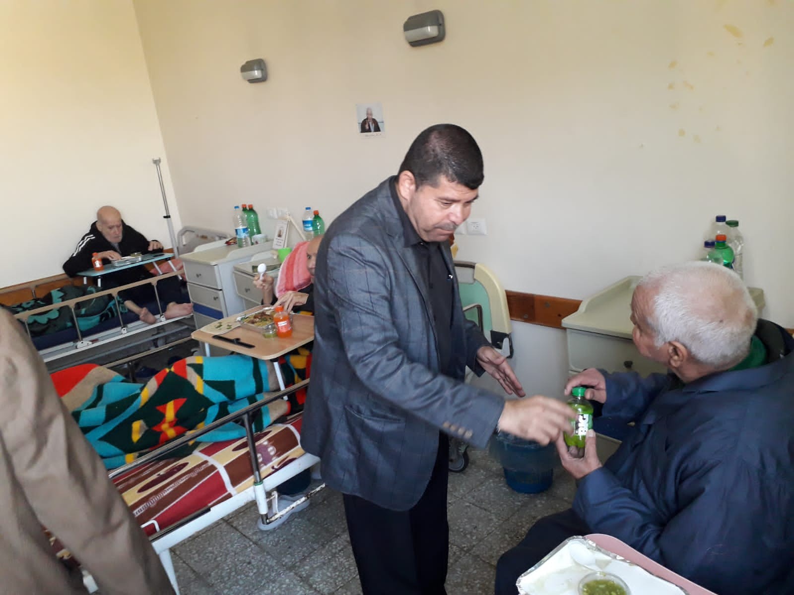 وفد التجمع الفلسطيني للوطن و الشتات يقدم وجبات غذائية لمركز الوفاء لرعاية المسنين 5