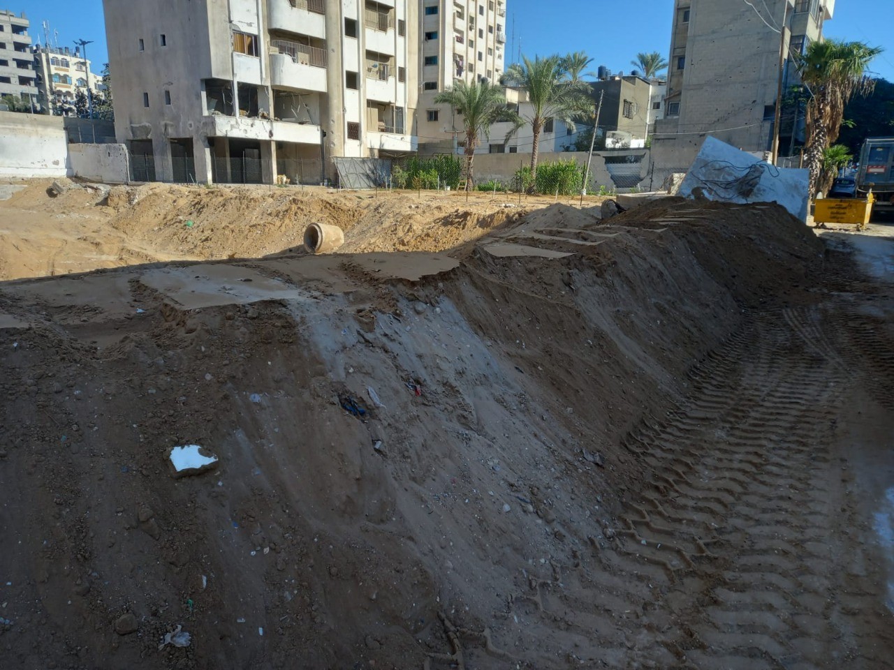 طواقم بلدية غزة تشرع بتأمين محيط المناطق التي تعرض لأضرار خلال القصف 1