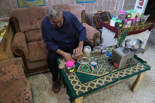جمال عناية ، أخصائي الطب البديل، في عيادة صغيرة في منزله بمدينة خان يونس، جنوب قطاع غزة