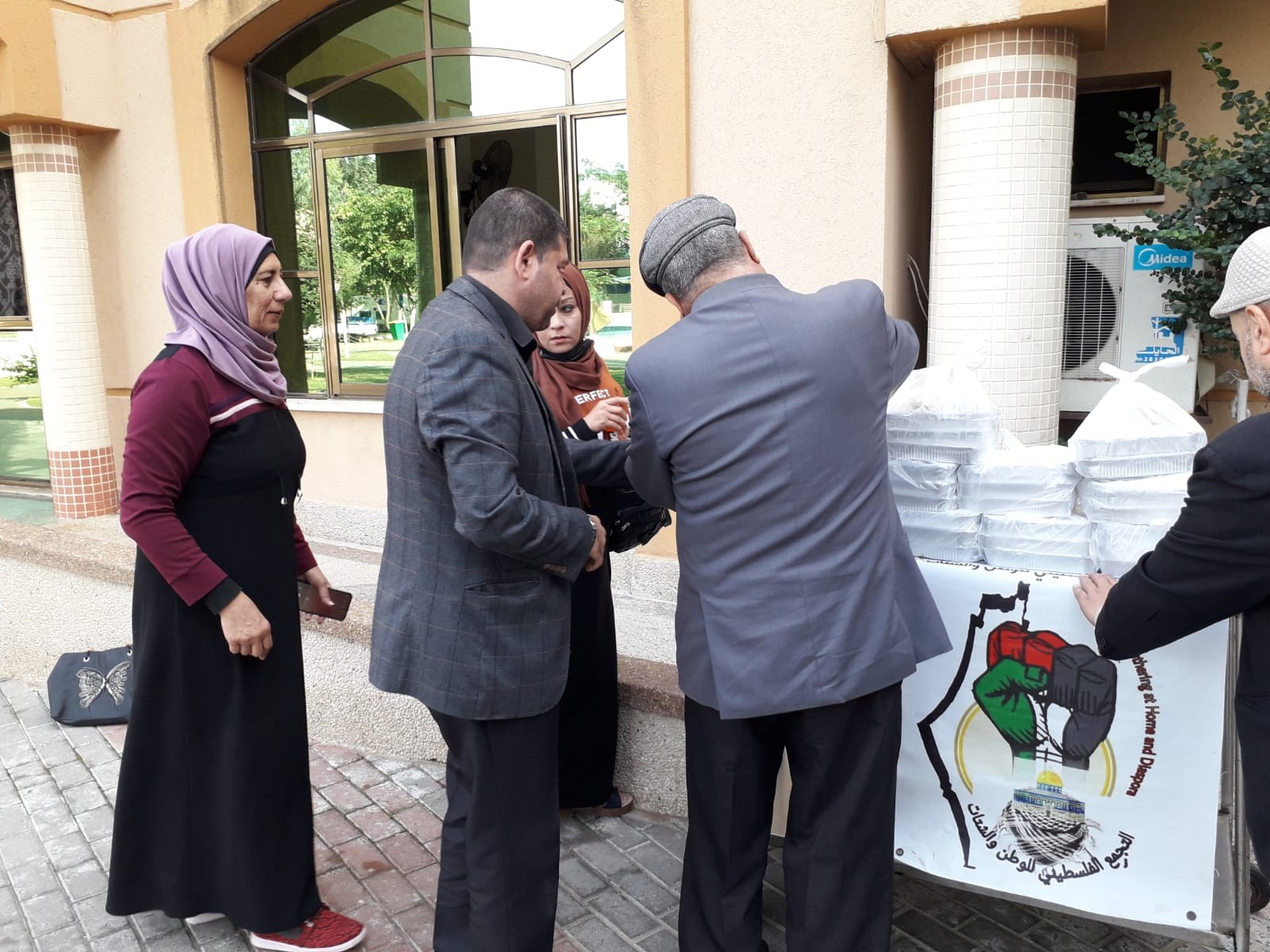 وفد التجمع الفلسطيني للوطن و الشتات يقدم وجبات غذائية لمركز الوفاء لرعاية المسنين 1