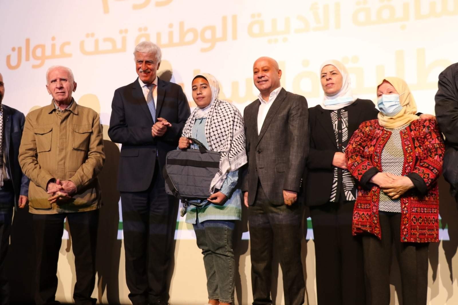 حفل نظمته اليوم دائرة شؤون اللاجئين بالتعاون مع وزارة التربية والتعليم لتكريم الفائزين في المسابقة الأدبية لطلبة المدارس في فلسطين