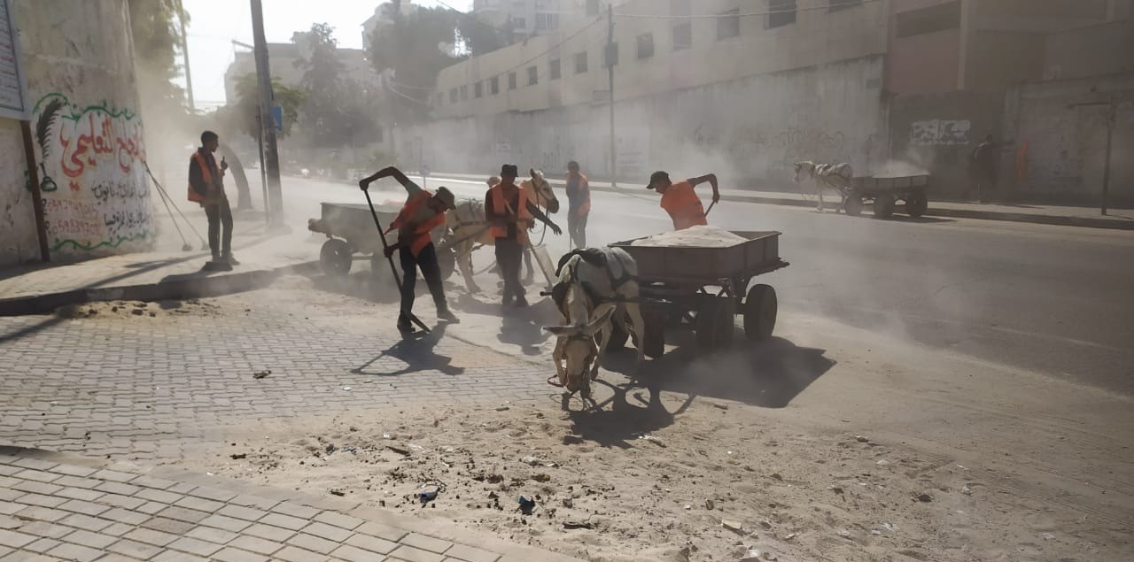 طواقم بلدية غزة تشرع بتأمين محيط المناطق التي تعرض لأضرار خلال القصف 2
