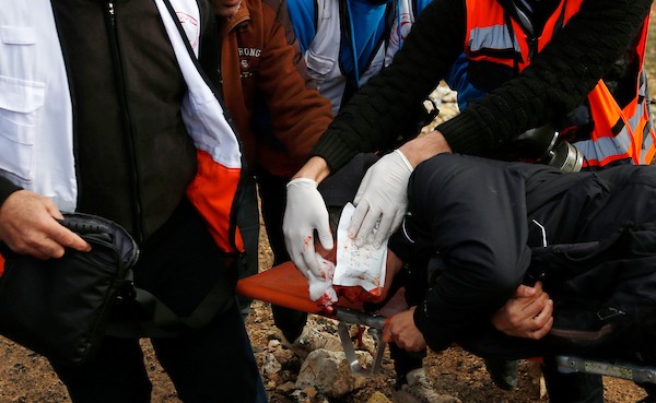    مواجهات بين المتظاهرين الفلسطينيين وقوات الاحتلال الإسرائيلي عقب مسيرة ضد الاستيطان في قرية بيتا