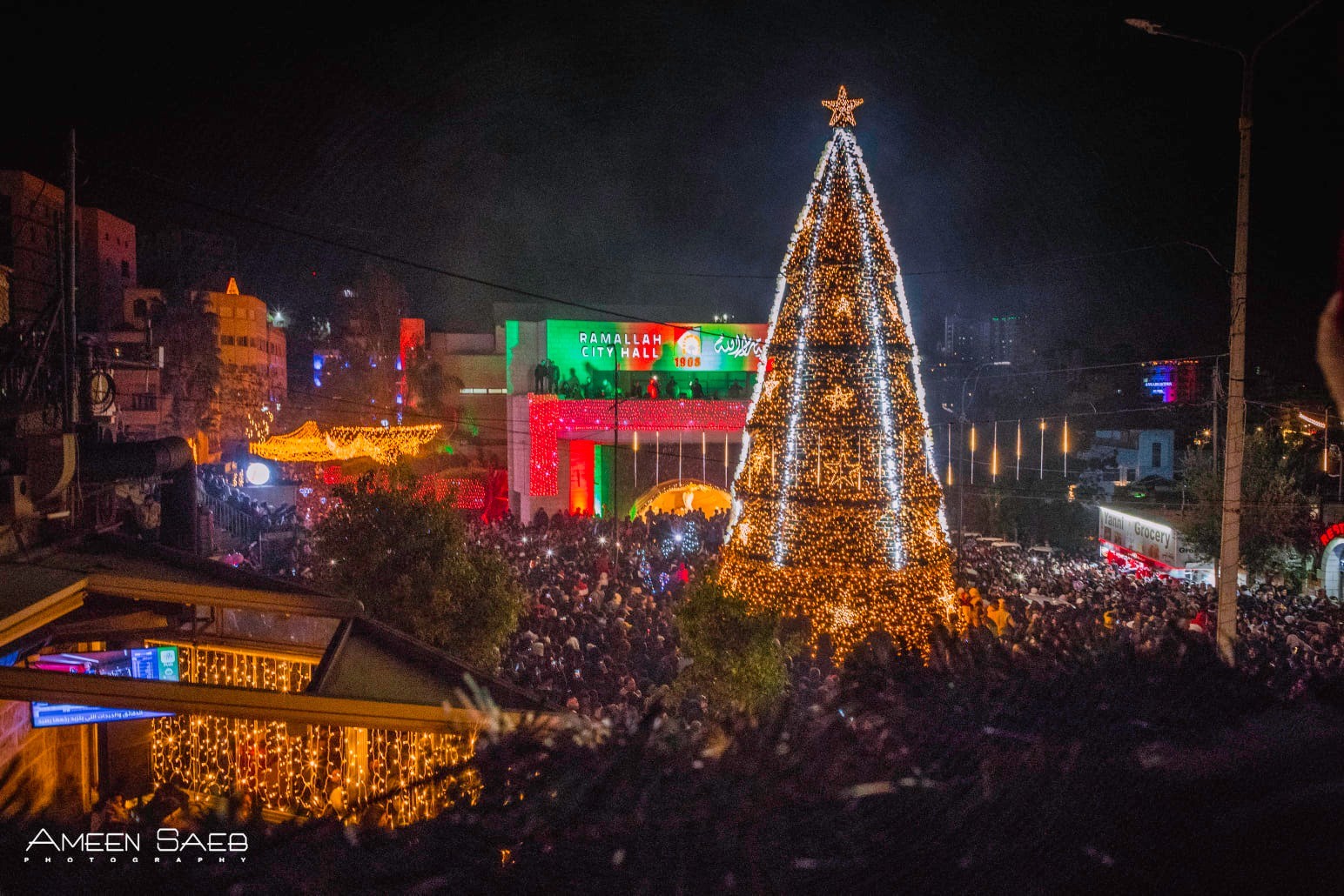 الآلاف يشاركون في إنارة شجرة الميلاد في رام الله 1