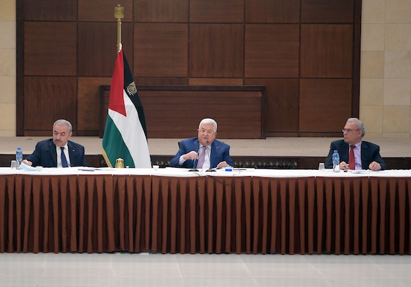     الرئيس الفلسطيني محمود عباس اثناء لقاء فعاليات فلسطينية في مدينة رام الله