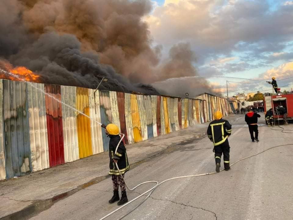إخماد حريق كبير اندلع في مستودع ومعمل مواد بلاستيكية  في قرية بيت عور التحتا غرب رام الله