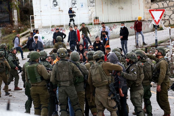  المواطنون الفلسطينيون يتصدون لاعتداءات المستوطنين الإسرائيليين في قرية برقة قرب مدينة نابلس