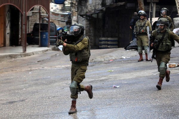 مواجهات بين المتظاهرين وجنود الاحتلال في الخليل