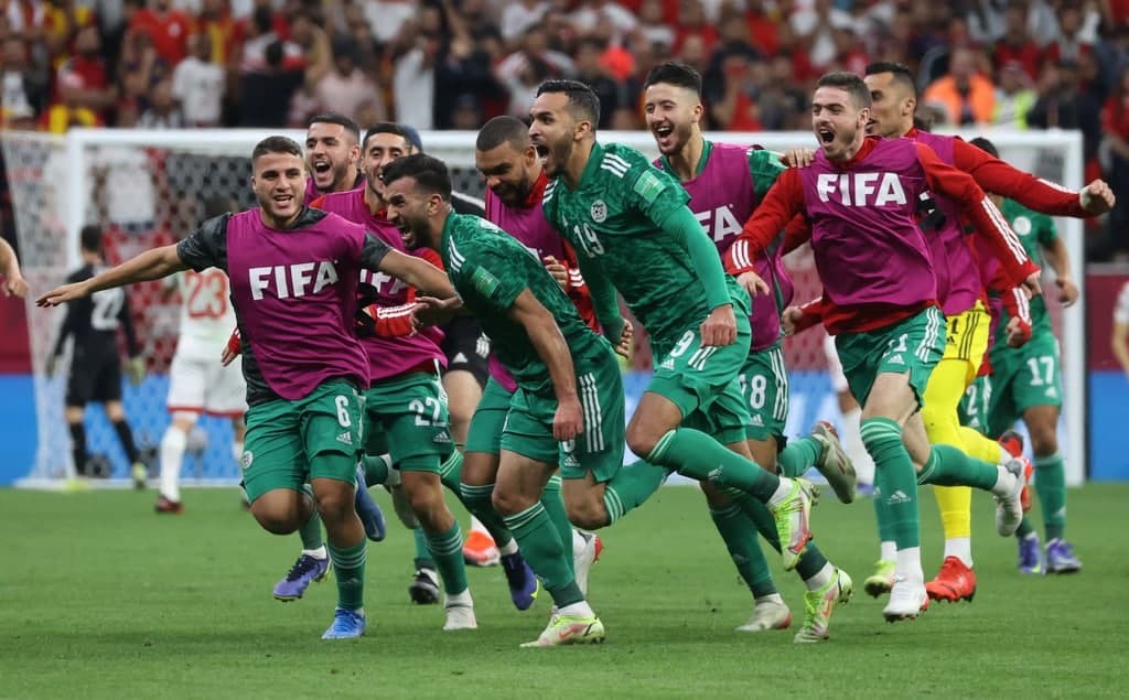فرحة منتخب الجزائر بتسجيل الهدف الأول في مرمى تونس  1