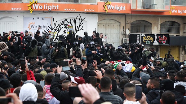    فلسطينيون يشيعون جثمان الشهيد محمد عباس في مخيم الأمعري في رام الله