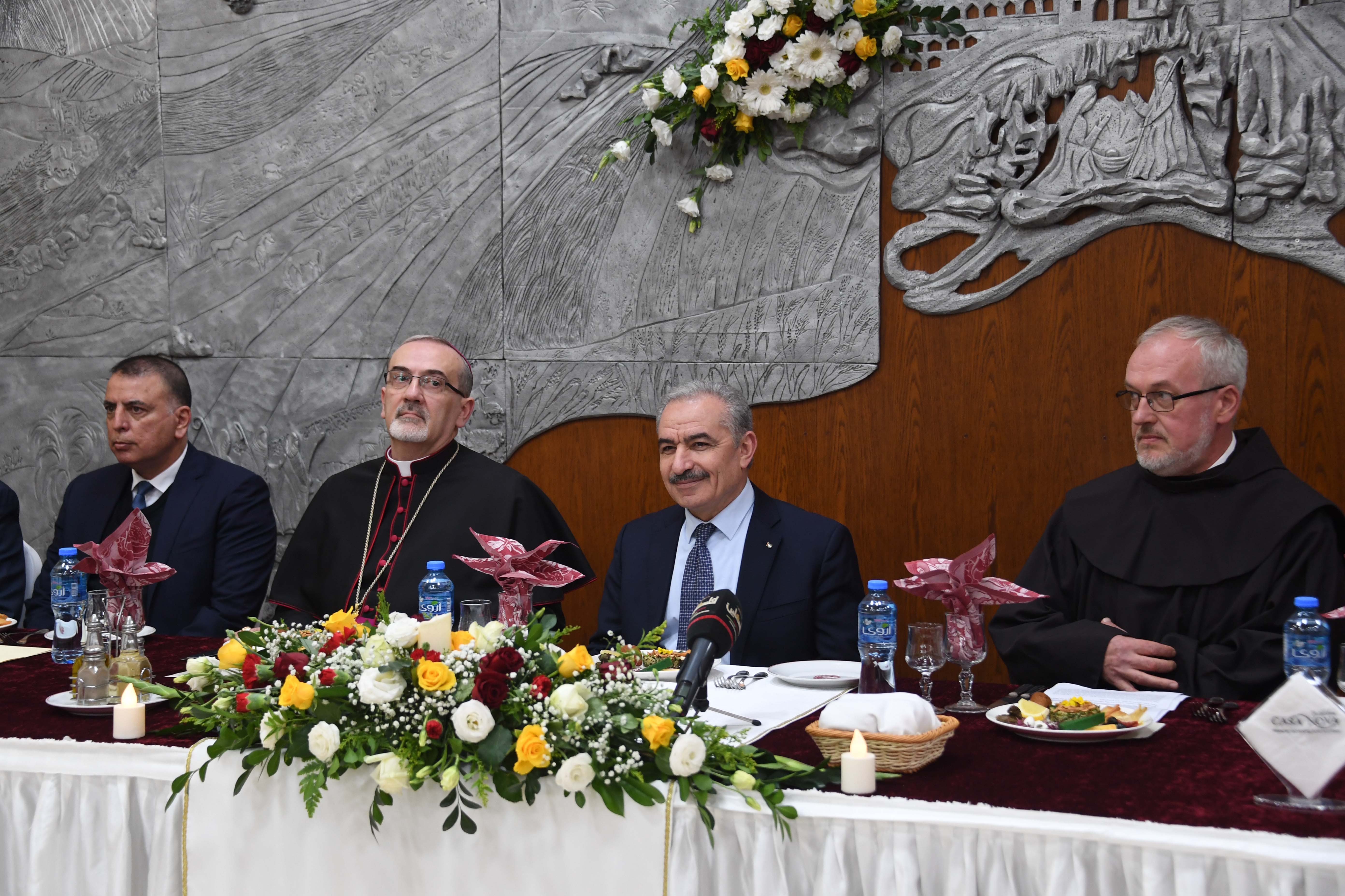 رئيس الوزراء د. محمد اشتية خلال كلمته في عشاء الميلاد بمدينة بيت لحم ..  تصوير - شادي حاتم 2