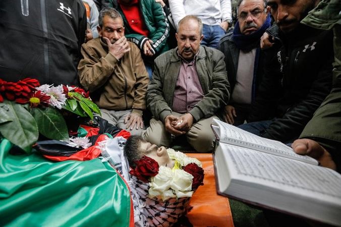    فلسطينيون يشيعون جثمان الشهيد محمد عباس في مخيم الأمعري في رام الله