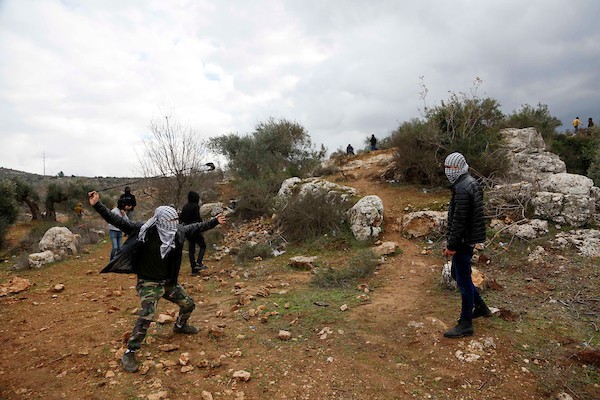    مواجهات بين المتظاهرين الفلسطينيين وقوات الاحتلال الإسرائيلي عقب مسيرة ضد الاستيطان في قرية بيتا