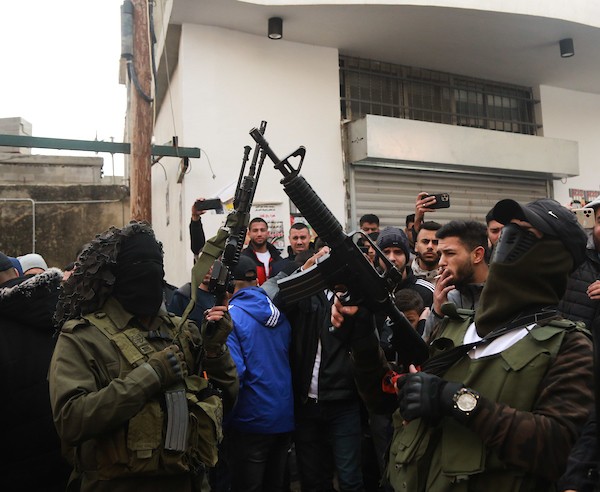    فلسطينيون يشيعون جثمان الشهيد محمد عباس في مخيم الأمعري في رام الله