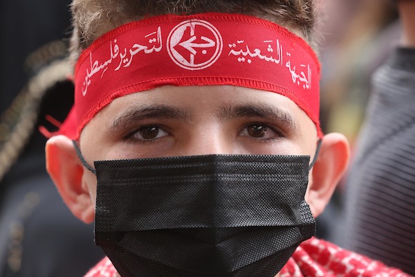  أنصار الجبهة الشعبية لتحرير فلسطين يشاركون في مسيرة بمناسبة الذكرى 54 لتأسيسها في مدينة غزة